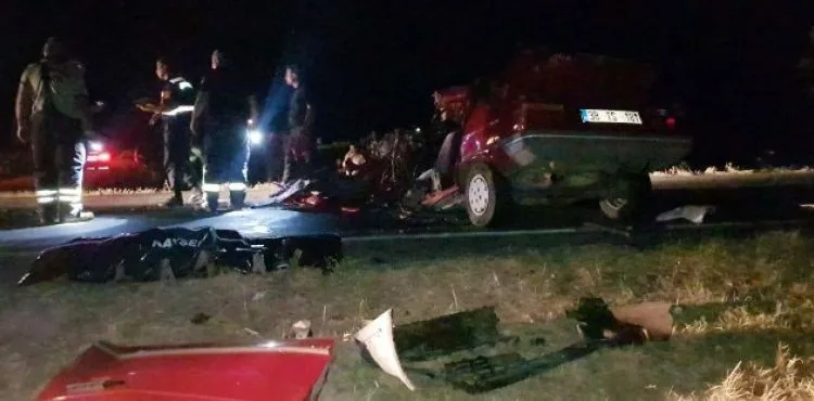 Kamyonun altına giren otomobil hurdaya döndü: 1 ölü, 1 yaralı