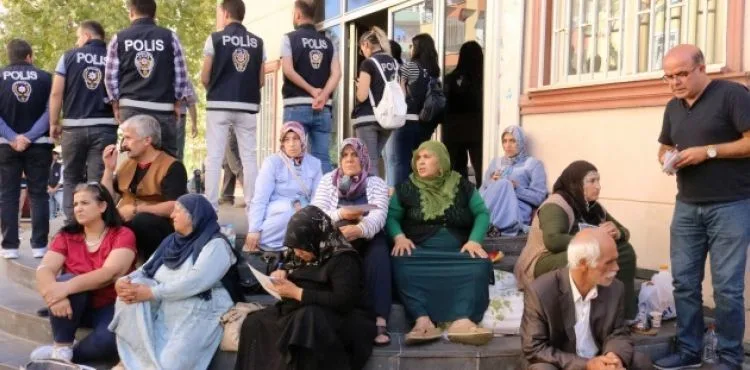 HDP önündeki aileleri tehdit edenlere soruşturma