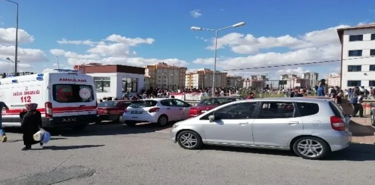 Sınıfın asma tavanındaki kartonpiyer öğrencinin üzerine düştü