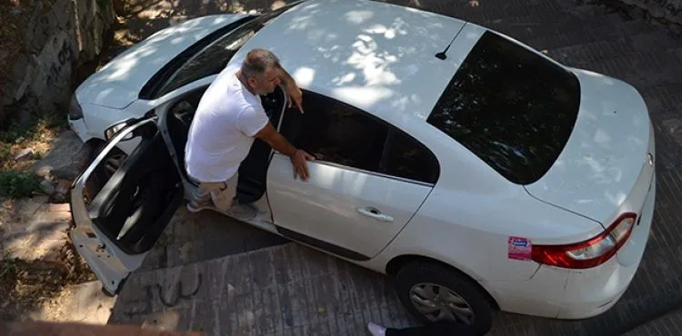 Yol sandığı merdivenlerden uçtu, saatlerce aracın üzerinde bekledi
