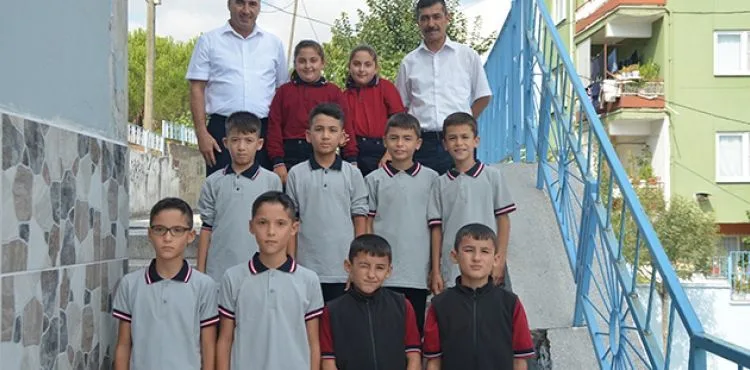 6 tek yumurta ikizi aynı sınıfta buluştu