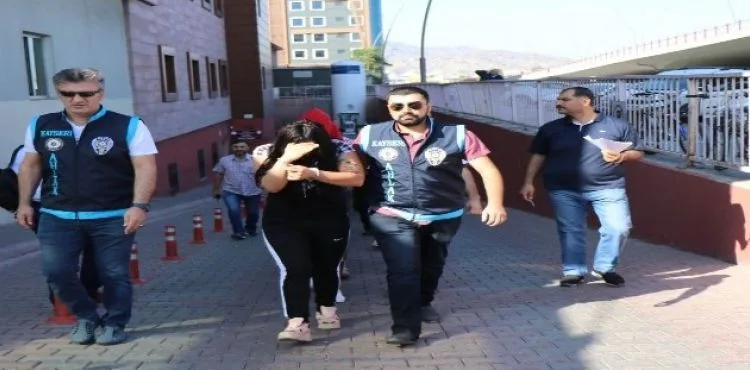 Fuhuş yapılan evlerin etrafına gözcü koyup komisyon vermişler