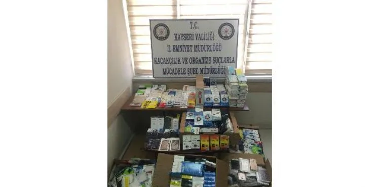 Telefon dükkanına operasyon: 3 bin 100 adet kaçak cep telefon aksesuarı ve yedek parçası ele geçirildi