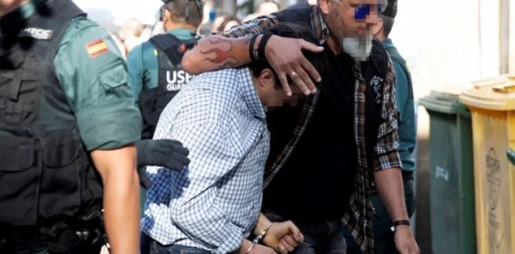 Eski karısını iki çocuğunun gözleri önünde öldürdü