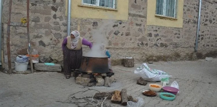 11 çeşit malzeme ile yaptıkları bir kazan aşureyi tüm köye dağıttılar