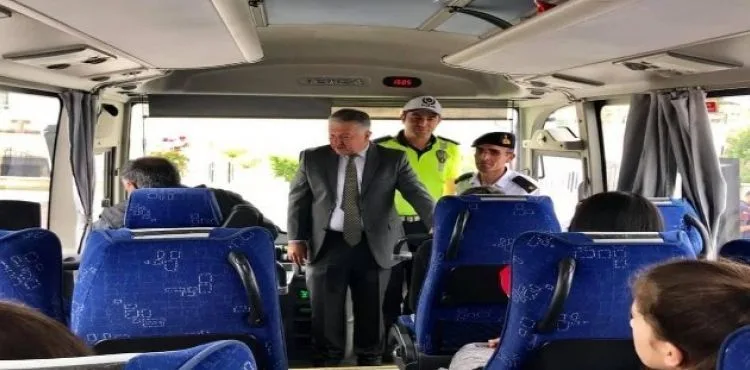 Kaymakam Duru, polis ve jandarma ile birlikte öğrenci servislerini denetledi