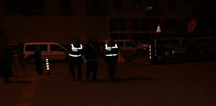 4 ayrı suçtan aranan şahıs polisi görünce pencereden atladı