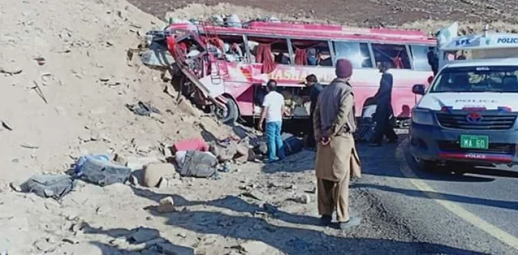 Pakistan'da yolcu otobüsü kaza yaptı: 26 ölü, 15 yaralı