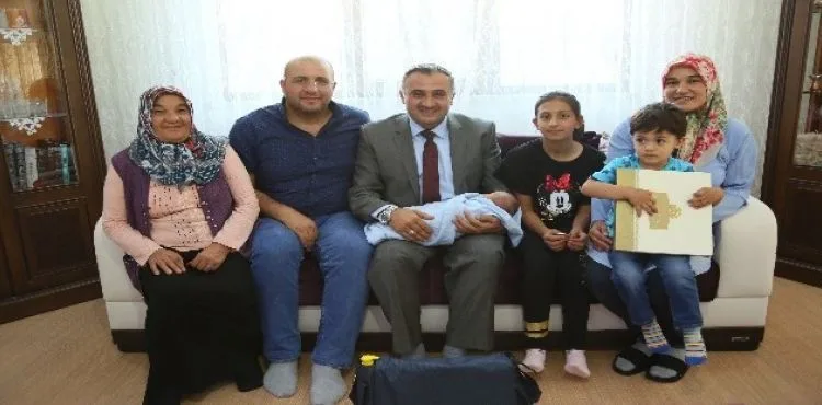 Cabbar Başkan'dan İki Bininci Bebeğe “Hoşgeldin Bebek” Hediyesi