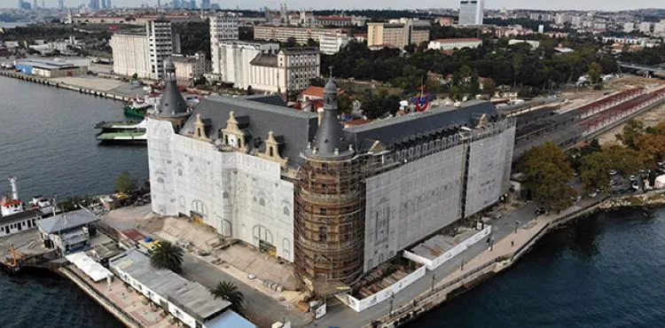 Haydarpaşa Garı'nın simgesi olan saat yerine monte edildi