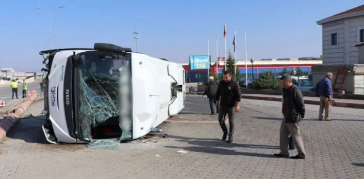 Sürücüsünün kalp krizi geçirdiği işçi servisi yan yattı: 10 yaralı