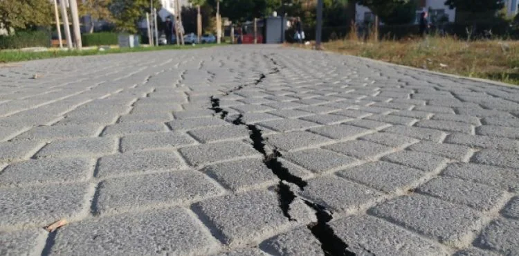 Silivri'de deprem öncesi olan çatlaklar deprem sonrası daha da büyüdü