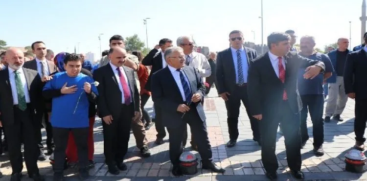 Kayseri'de protokolün trafik uygulamasına sigara içen ve emniyet kemeri takmayan vatandaşlar takıldı