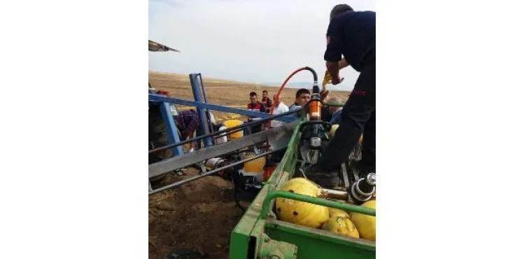 Kabak makinesine ayağı sıkışan çiftçi itfaiye ekiplerince kurtarıldı