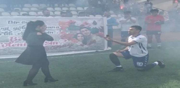 Amatör Futbolcudan Yeşil Sahada Evlenme Teklifi
