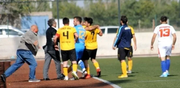 Kulüp Başkanı, futbolcusunu dövdü