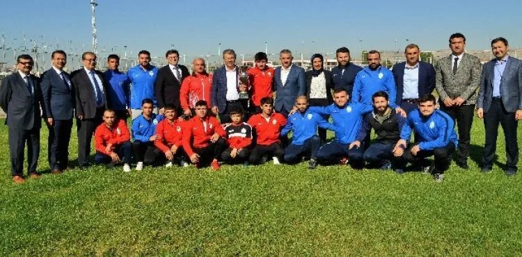 Kayseri Şekerspor Güreş Takımı müzesine bir kupa daha kazandırdı