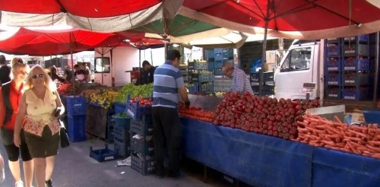 Havaların mevsim normallerinin üzerinde olması pazarcıların yüzünü güldürüyor