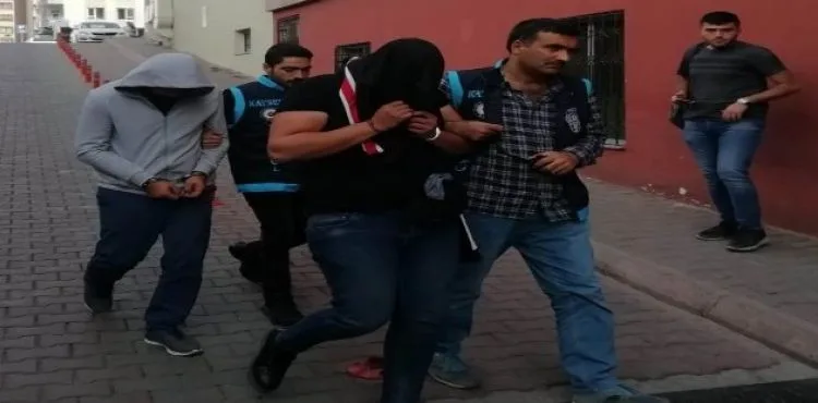 Dolandırıcılara kandı, 200 bin TL'lik altını yol kenarına bıraktı