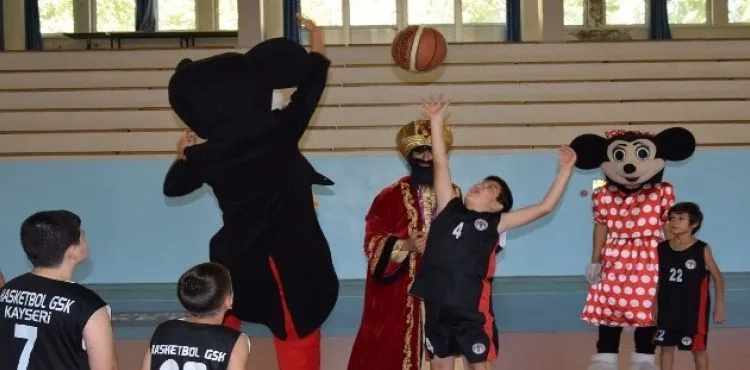 Minik basketbolcular, çizgi film karakterleri ile maç yaptı