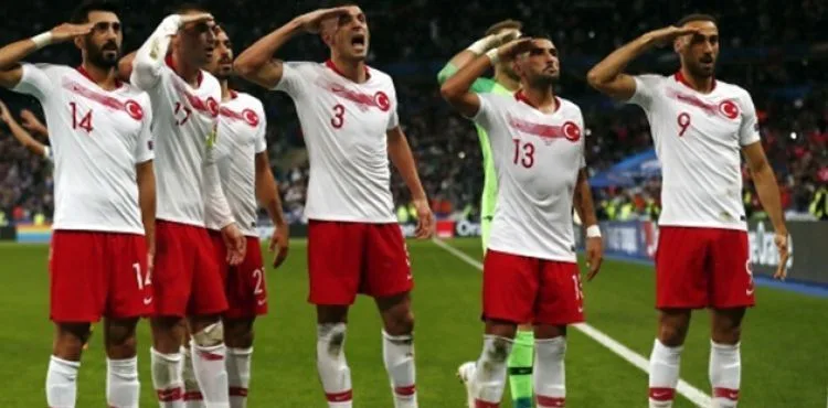 UEFA, asker selamına soruşturma başlattı