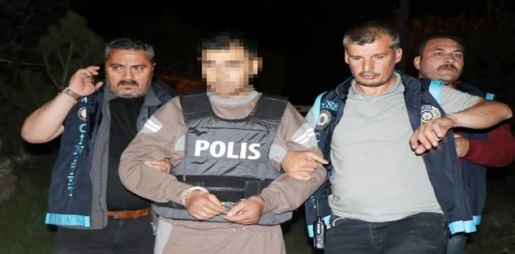 Arkadaşını 43 bıçak darbesiyle öldüren ve 'hırsız yaptı' diyen sanık hakim karşısında