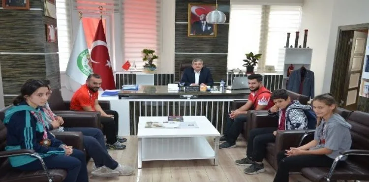 Genç Sporcular Başkan Özkan Altun'u Ziyaret Etti