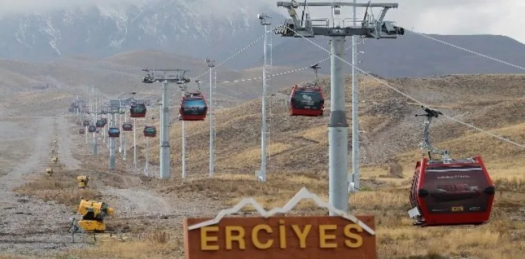 Erciyes'te karlama makineleri pistlerdeki yerini aldı