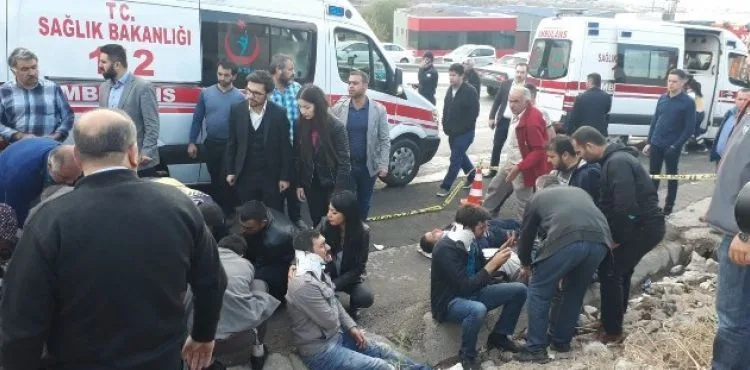 Kayseri'de işçi servisi takla attı, çok sayıda yaralı var