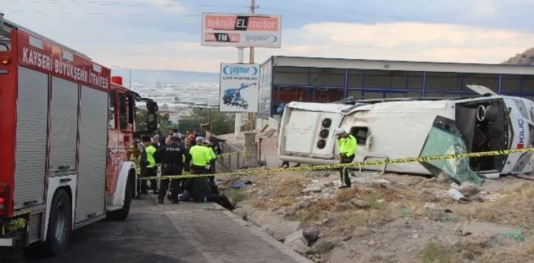 Direksiyon hakimiyeti kaybolan işçi servisi takla attı: 23 yaralı