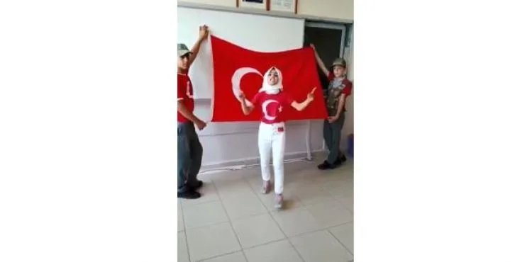 Develili öğrenciler 'Komando Andı' ile Mehmetçiğe destek verdi.