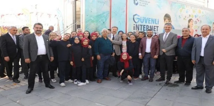 Başkan Palancıoğlu 'Güvenli İnternet Tırı'nı ziyaret etti.