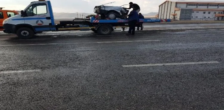 Tırın çarptığı otomobil 2'ye bölündü: 1 ölü