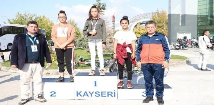 29 Ekim Cumhuriyet Kupası Bisiklet Turnuvası nefes kesti