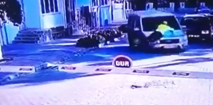 Polisin araç kaportasında sürüklendiği anların görüntüsü ortaya çıktı