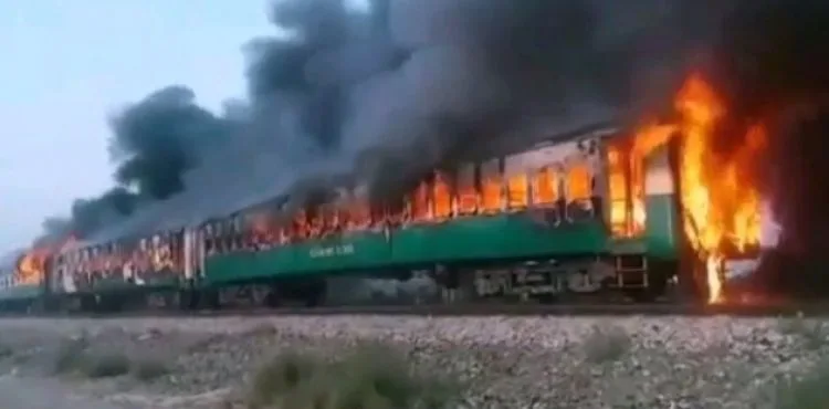 Pakistan'da yolcu treninde yangın! 73 ölü