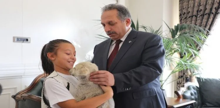 Pati Köyü'nün muhtarı yeleğini giydi.