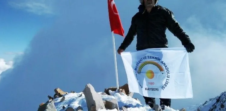Öğretmen, tek başına Cumhuriyet Tırmanışı yaptı.