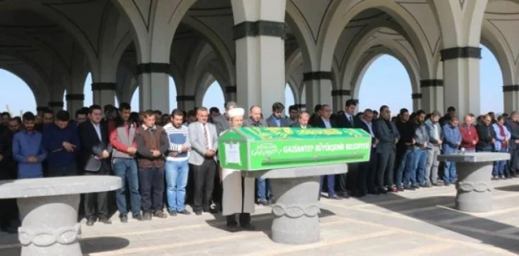 Çikolata fabrikasında ölen genç toprağa verildi
