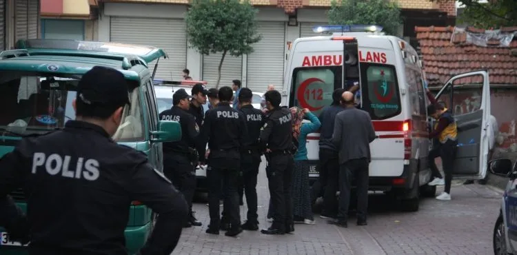 Zeytinburnu'nda cinnet getiren baba dehşet saçtı; 3 yaralı