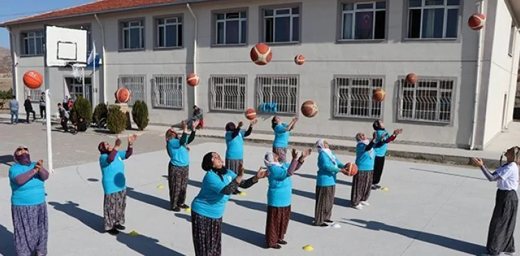 Şalvarlı kadınlar hayatlarında ilk kez basketbol oynadı