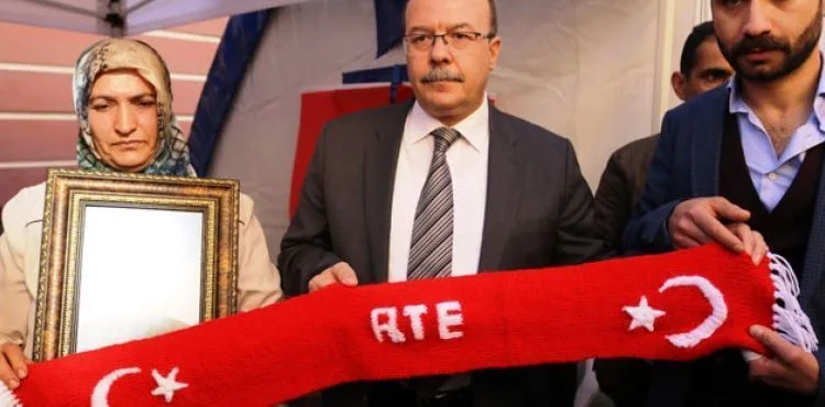 Evlat nöbetindeki aileler Cumhurbaşkanı için ördükleri atkıyı teslim etti