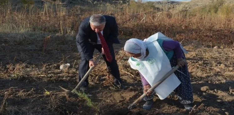 Asırlık nine 'Geleceğe Nefes Ol' kampanyasına fidan dikerek destek verdi.