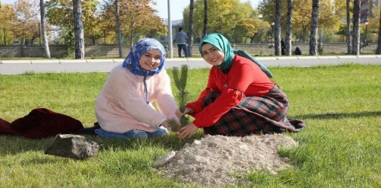 "11 Milyon Ağaç; Bugün Fidan, Yarın Nefes" Kampanyası'nda AGÜ Sümer Kampüsü'nde 350 fidan dikildi