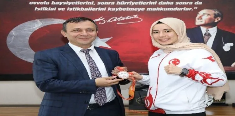 Dünya üçüncüsü sporcudan Rektör Çalış'a ziyaret