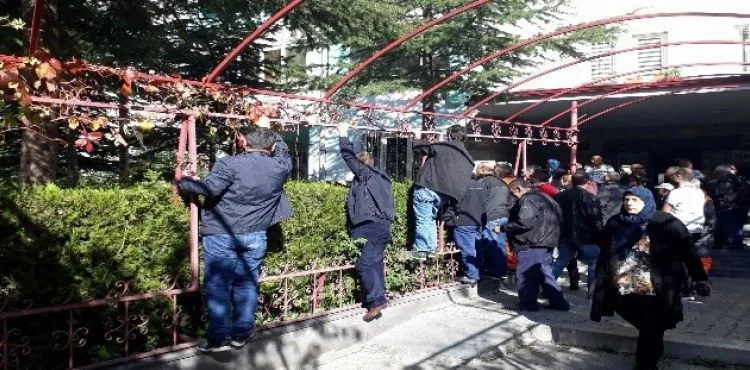 Cesedi görmek için demirlere tırmandılar.