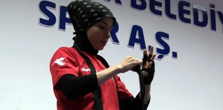 Hem öğrencilerini hem de kendisini şampiyon yapmak için çalışıyor.