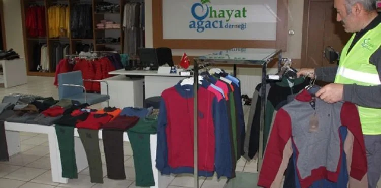 Bir kamyon dolusu çocuk kıyafeti bağışladı