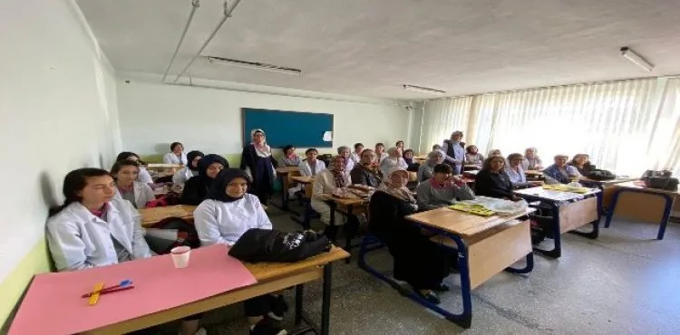 41 Yıl Sonra Kız Meslek Lisesi'nde Duygulandıran Buluşma