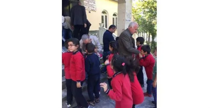 Öğrencilerden El Öpme Etkinliği